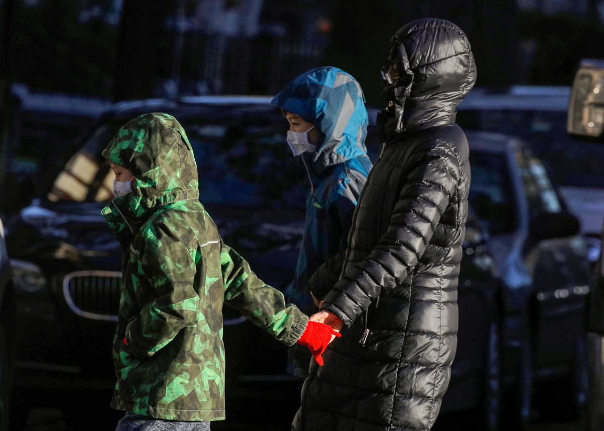 Students exit a school following the announcement to close New York City public schools, as the spread of coronavirus disease (COVID-19) continues to rise, in Brooklyn, New York, U.S., November 18, 2020.  REUTERS
