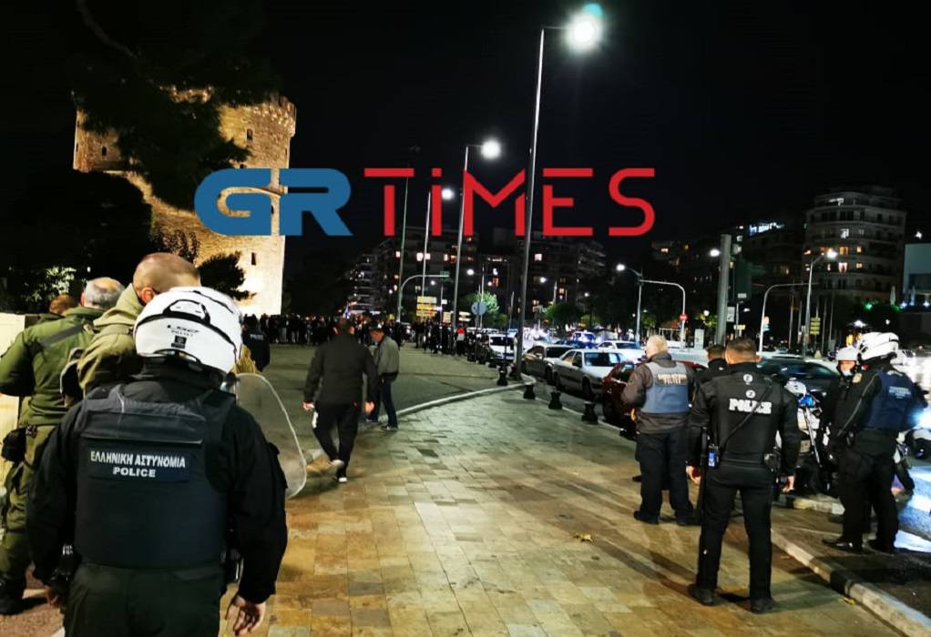 Θεσσαλονίκη: «Ντου» της ΕΛΑΣ για συγκέντρωση στον Λευκό Πύργο – Διαμαρτύρονται για το lockdown