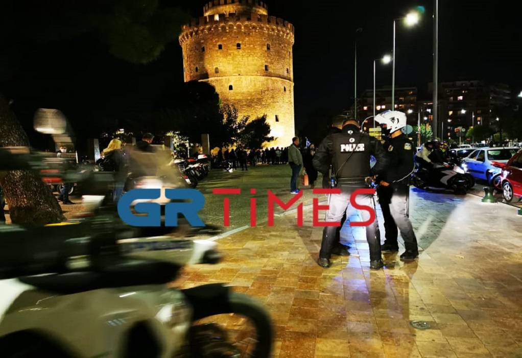 Θεσσαλονίκη: «Ντου» της ΕΛΑΣ για συγκέντρωση στον Λευκό Πύργο – Διαμαρτύρονται για το lockdown