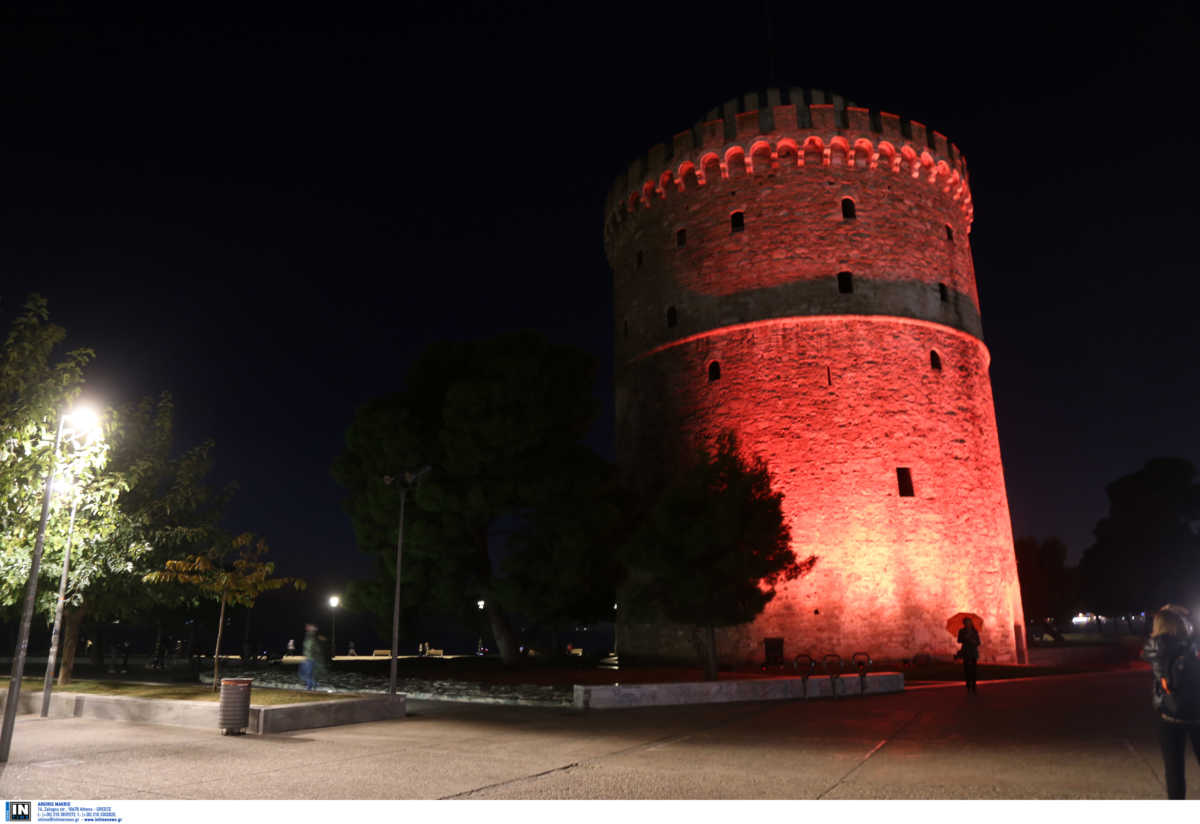 Θεσσαλονίκη: Πορτοκαλί φωταγωγήθηκε το Διοικητήριο και ο Λευκός Πύργος (pics)