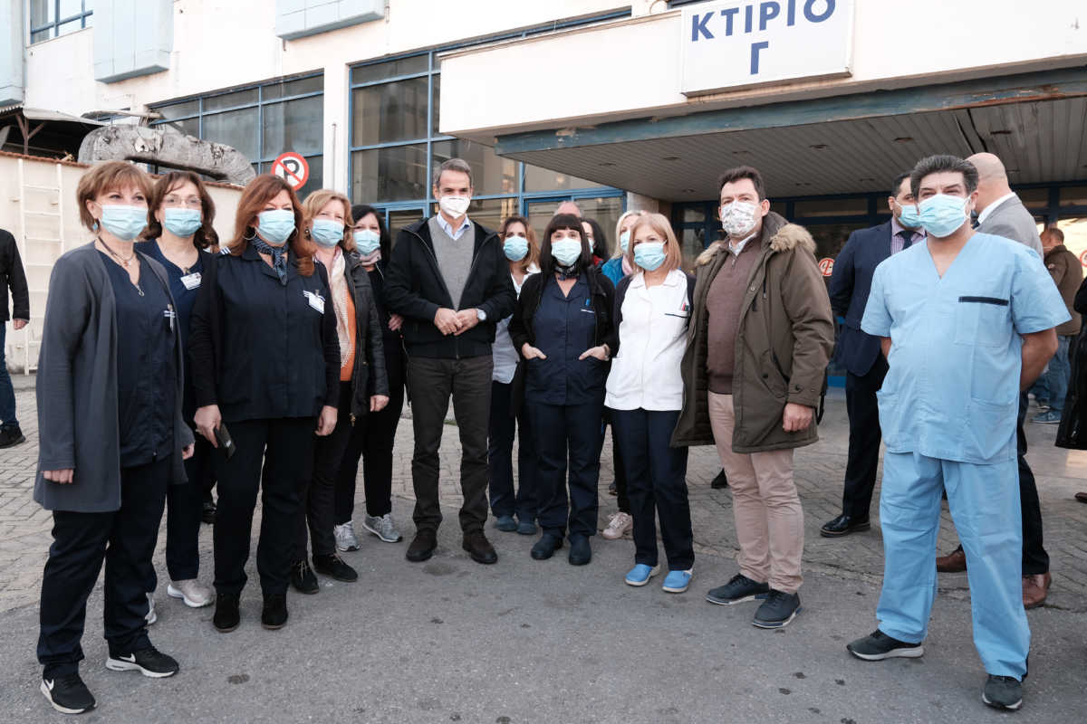 Στην Θεσσαλονίκη ο Κυριάκος Μητσοτάκης – “Αντέχει το σύστημα υγείας, θα δοθεί δωρεάν το εμβόλιο”(pic)