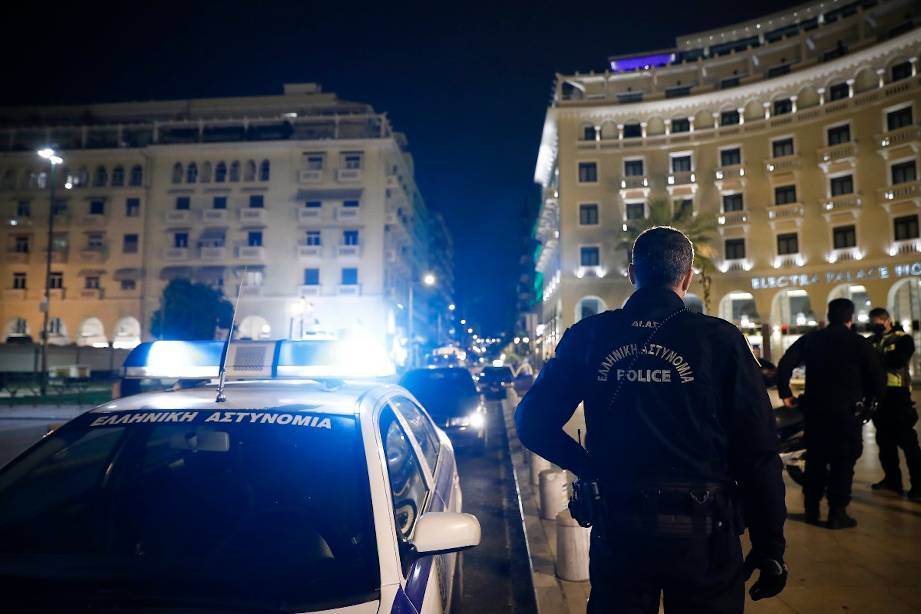 Άνδρες και γυναίκες της ΕΛ.ΑΣ. και της Δημοτικής Αστυνομίας πραγματοποιούν νυχτερινή περιπολία στο κέντρο της Θεσσαλονίκης