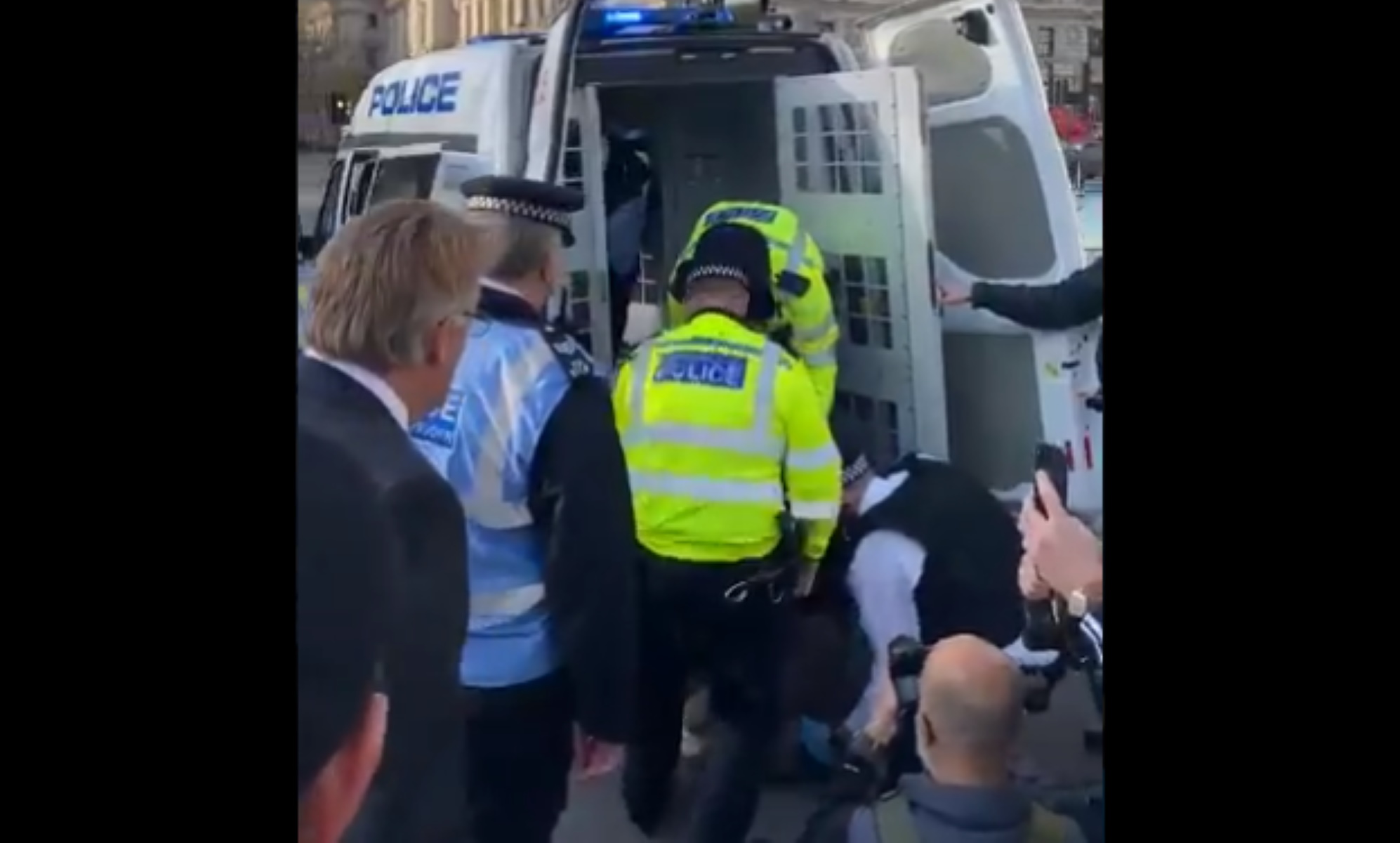 Βρετανός βουλευτής στο πλευρό ηλικιωμένης διαδηλώτριας που αστυνομικοί την πήραν… σηκωτή (video)