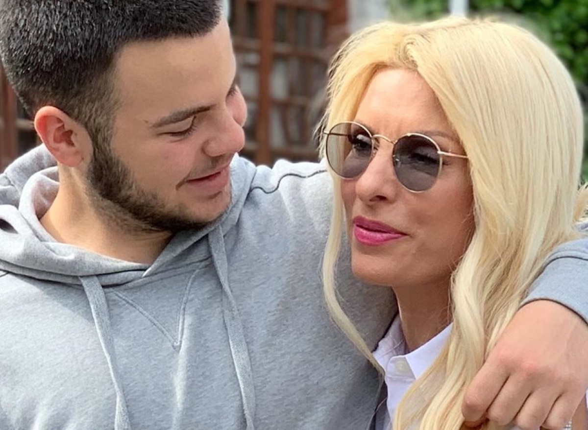 Ελένη Μενεγάκη: Η φωτογραφία που “λιώνει” στην αγκαλιά του γιου της που έγινε 18!