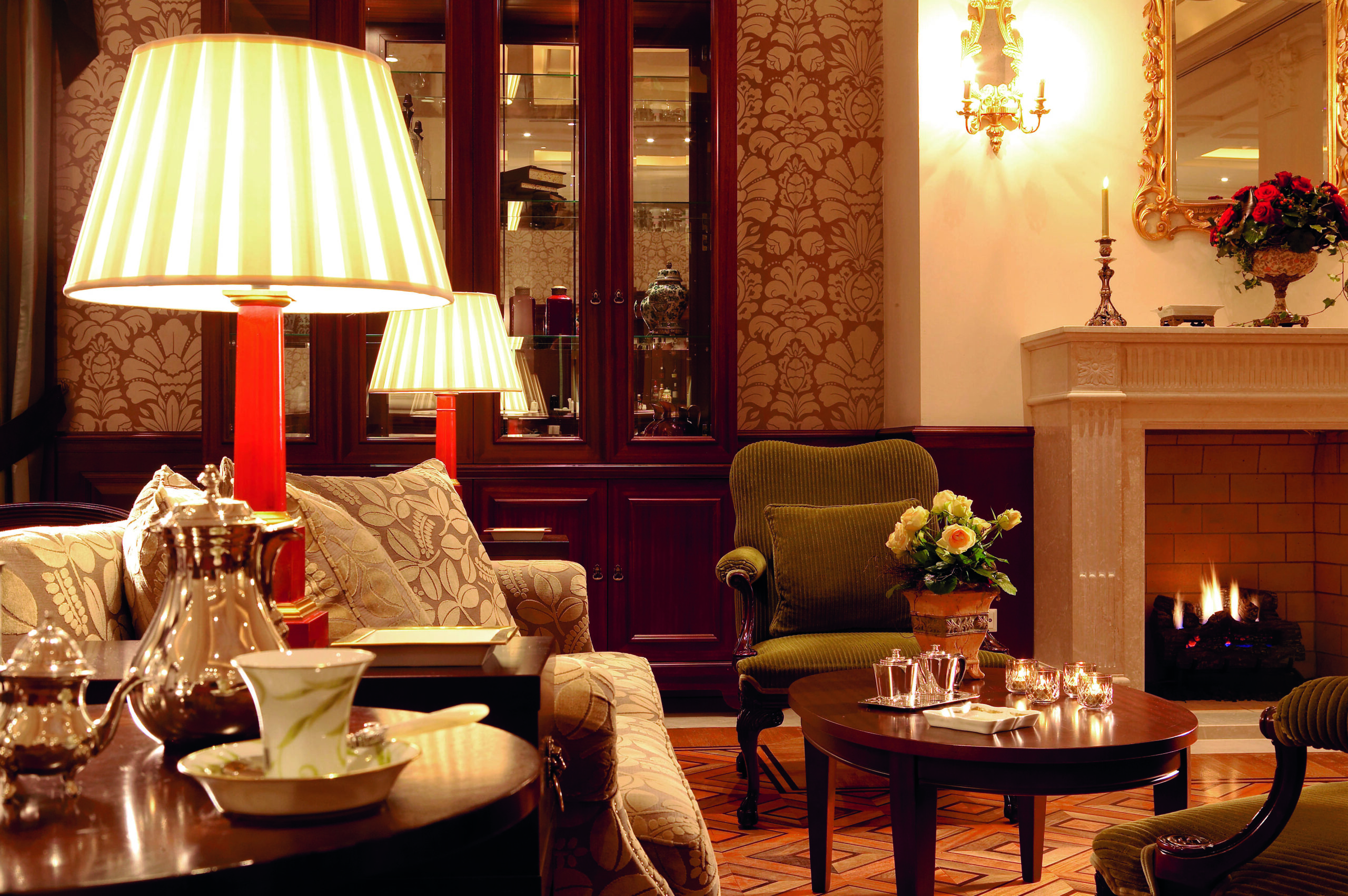 12-Z100_Relax-at-the-Lounge-Bar-around-the-fireplace-and-enjoy-your-beverage