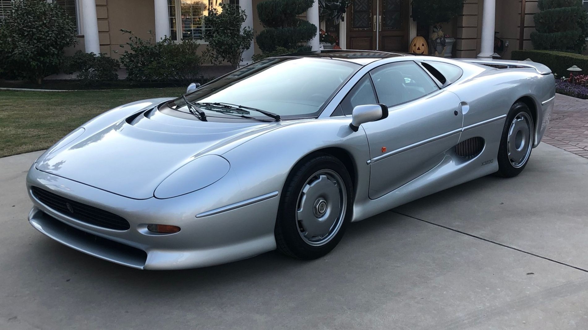 Πόσο πουλιέται σήμερα μια Jaguar XJ220;