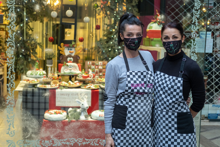 Θεσσαλονίκη: Χριστουγεννιάτικα γλυκά που κάνουν θραύση με ευχές στο πνεύμα της εποχής (pics)
