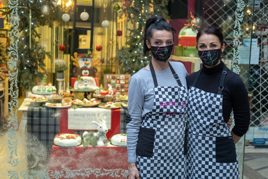 Φωτογραφία που δόθηκε στη δημοσιότητα την Δευτέρα 14 Δεκεμβρίου 2020 και εικονίζει γλυκά βγαλμένα από παραμύθια στις βιτρίνες ζαχαροπλαστείων και εργαστηρίων ζαχαροπλαστικής. Η ζαχαροτέχνις Κατερίνα Τιχάκοβα και η συνεργάτης της Έφη Κωνσταντινίδου επέλεξαν για τα φετινά Χριστούγεννα, εν μέσω πανδημίας, να ζωγραφίσουν χαμόγελα πάνω στα γλυκά τους στέλνοντας μήνυμα αισιοδοξίας ενόψει της νέας χρονιάς. Με μηνύματα χαράς για ένα καλύτερο αύριο διακοσμεί τις τούρτες της η ιδιοκτήτρια γνωστού ζαχαροπλαστείου στη Θεσσαλονίκη, Πόλυ Κούλα, Κυριακή 13 Δεκεμβρίου 2020. ΑΠΕ-ΜΠΕ