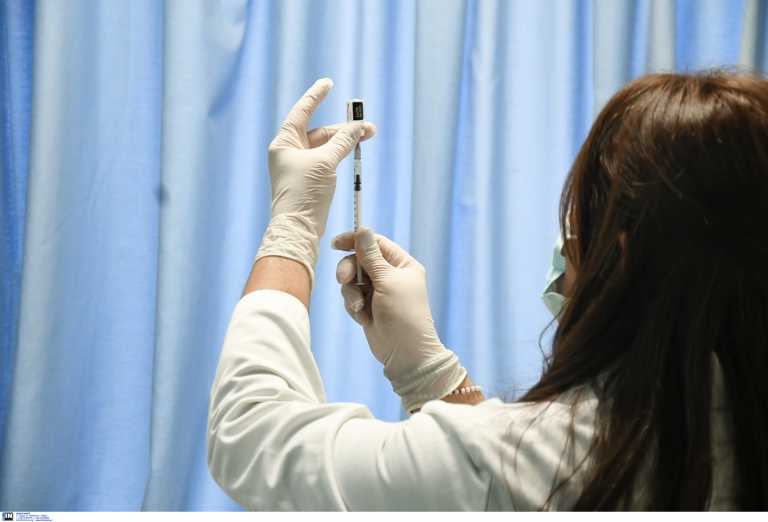 Γιάννενα: Εμβολιάστηκε ο Βασίλης Κοντοζαμάνης – “Ο αγώνας δεν έχει τελειώσει”
