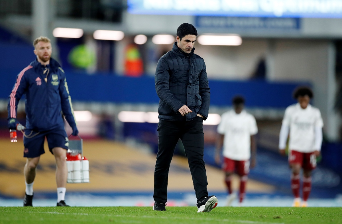 Soccer Football - Premier League - Everton v Arsenal - Goodison Park, Liverpool, Britain - December 19, 2020 Arsenal manager Mikel Arteta looks dejected as he walks off the pitch at half-time Pool via REUTERS