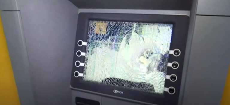 Πάτρα: Βίντεο ντοκουμέντο με νεαρό να σπάει δύο ΑΤΜ στην είσοδο τράπεζας – «Περίμενε λίγο παιδί μου»