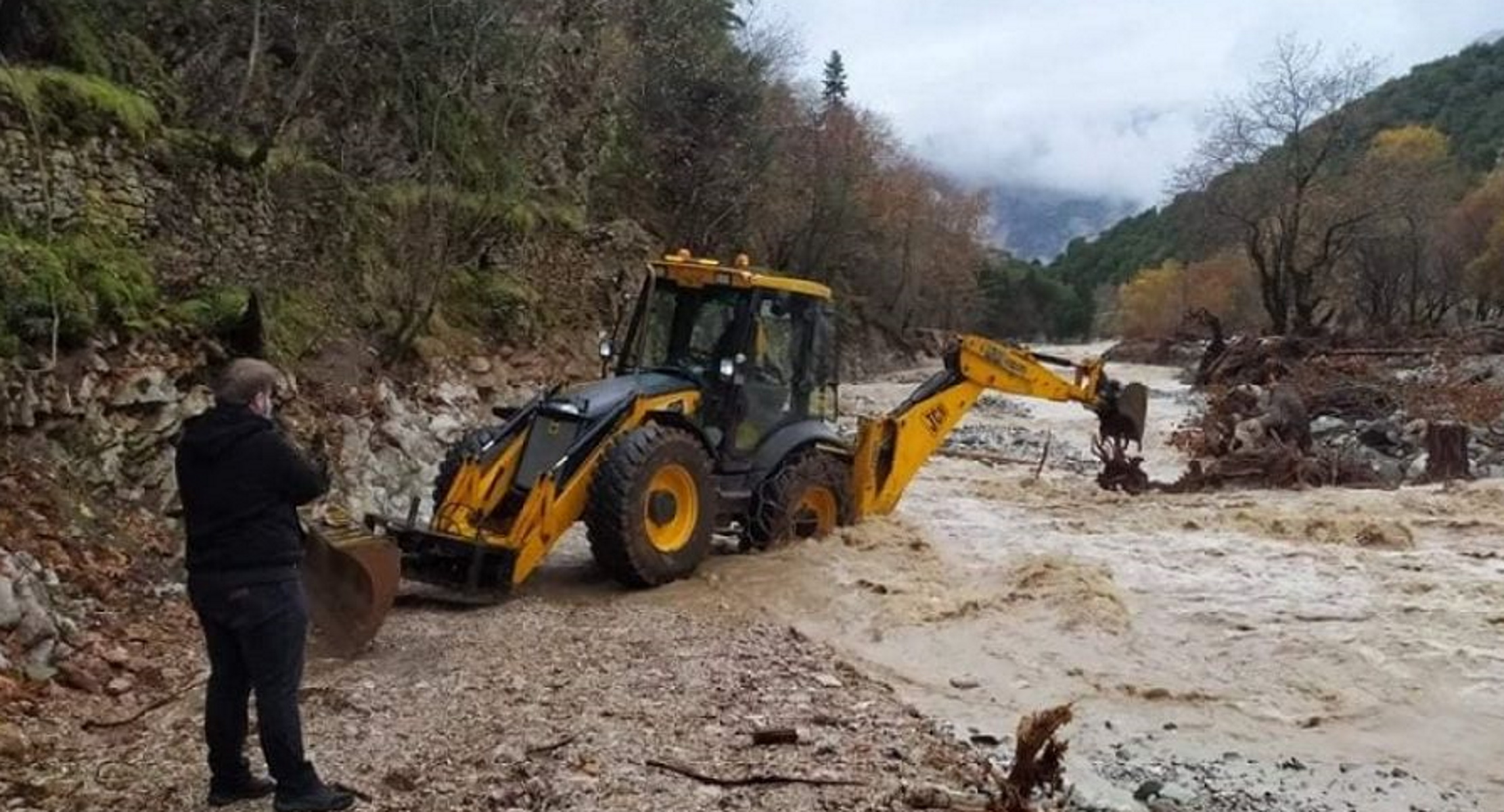 Καρδίτσα: Αποκλεισμένοι κάτοικοι, κατολισθήσεις και πλημμύρες (pics, video)