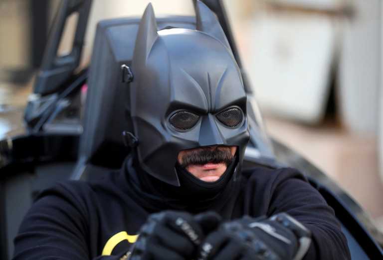 Ο Batman μοιράζει μάσκες για τον κορονοϊό στο Κάιρο (pics)