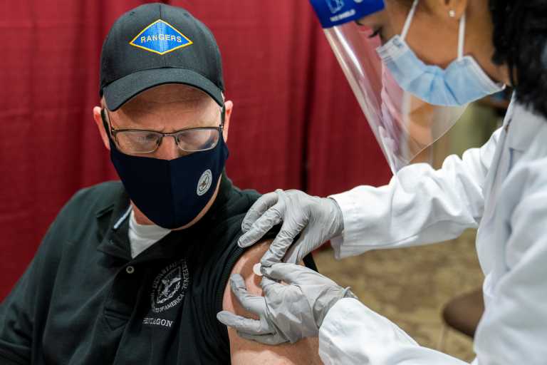 ΗΠΑ: Εμβόλιο κατά του κορονοϊού έκανε on camera ο υπουργός Άμυνας του Τραμπ (vid)
