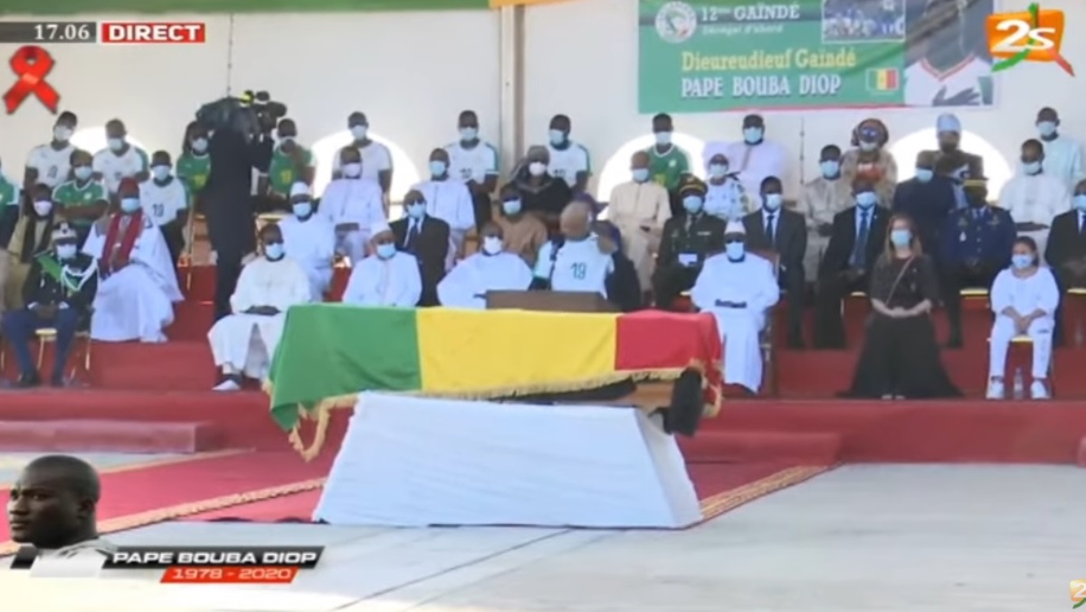 Πάπα Μπούπα Ντιόπ: Η Σενεγάλη είπε “αντίο” στον ποδοσφαιρικό της “ήρωα” (videos)
