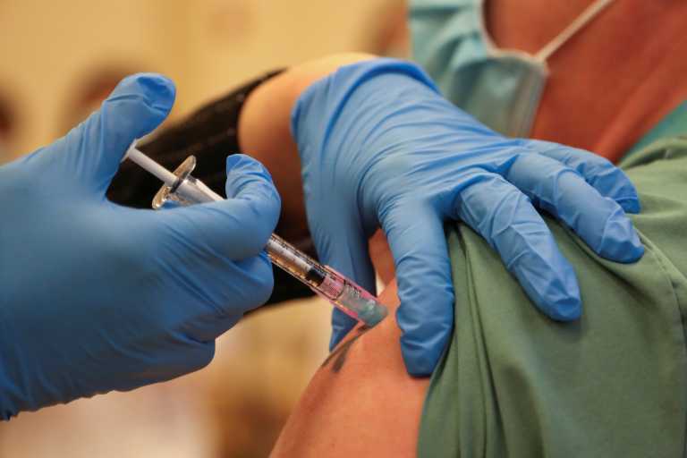 Αμερικανός γιατρός έκανε το εμβόλιο και αποκαλύπτει: «Η αρχή του τέλους» (video)