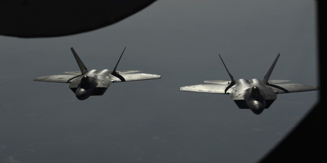 “Θανατηφόρο” δίδυμο: Stealth μαχητικά αεροσκάφη F-22 και F-35 “σκίζουν” τους αιθέρες σε εντυπωσιακά πλάνα! [vid]