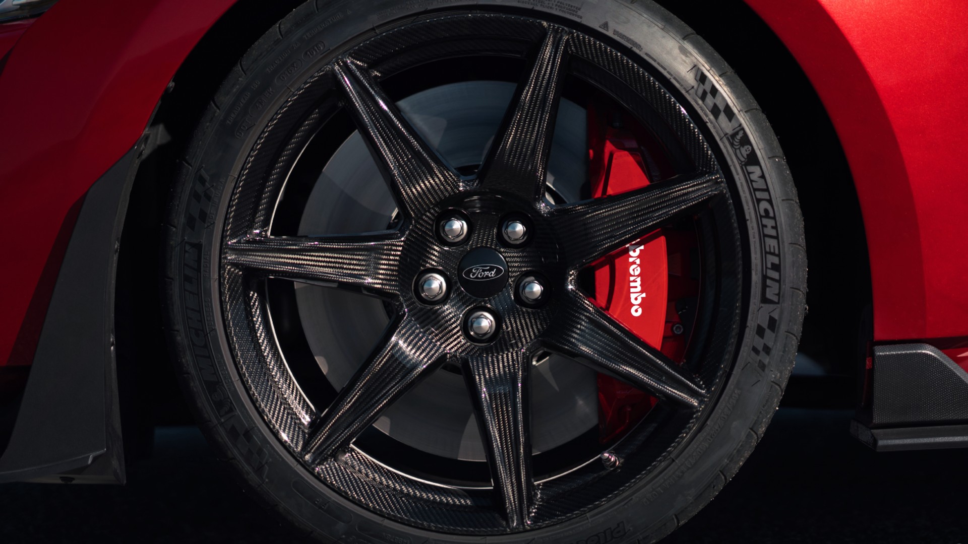 Πόσο κοστίζει μια ζάντα από ανθρακονήματα;