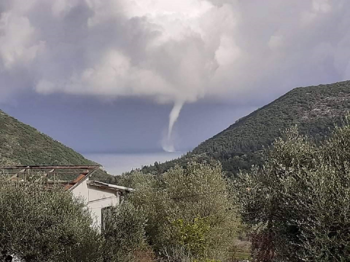 Εντυπωσιακές εικόνες υδροστρόβιλου ανοιχτά της Βόρειας Ιθάκης