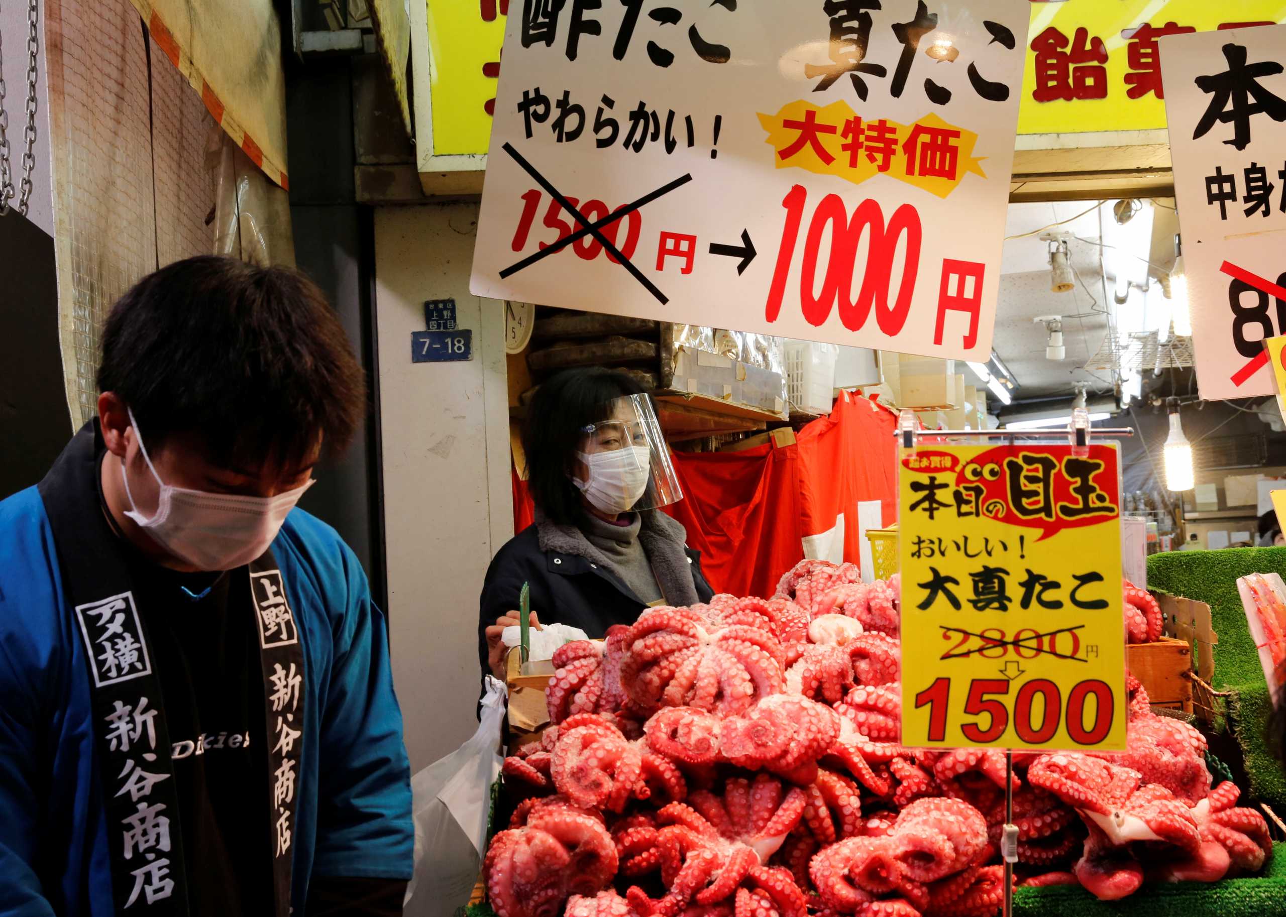 Vendors wearing protective masks amid the coronavirus disease (COVID-19) outbreak, sell seafood at Ameyoko shopping district in Tokyo, Japan, December 29, 2020. REUTERS