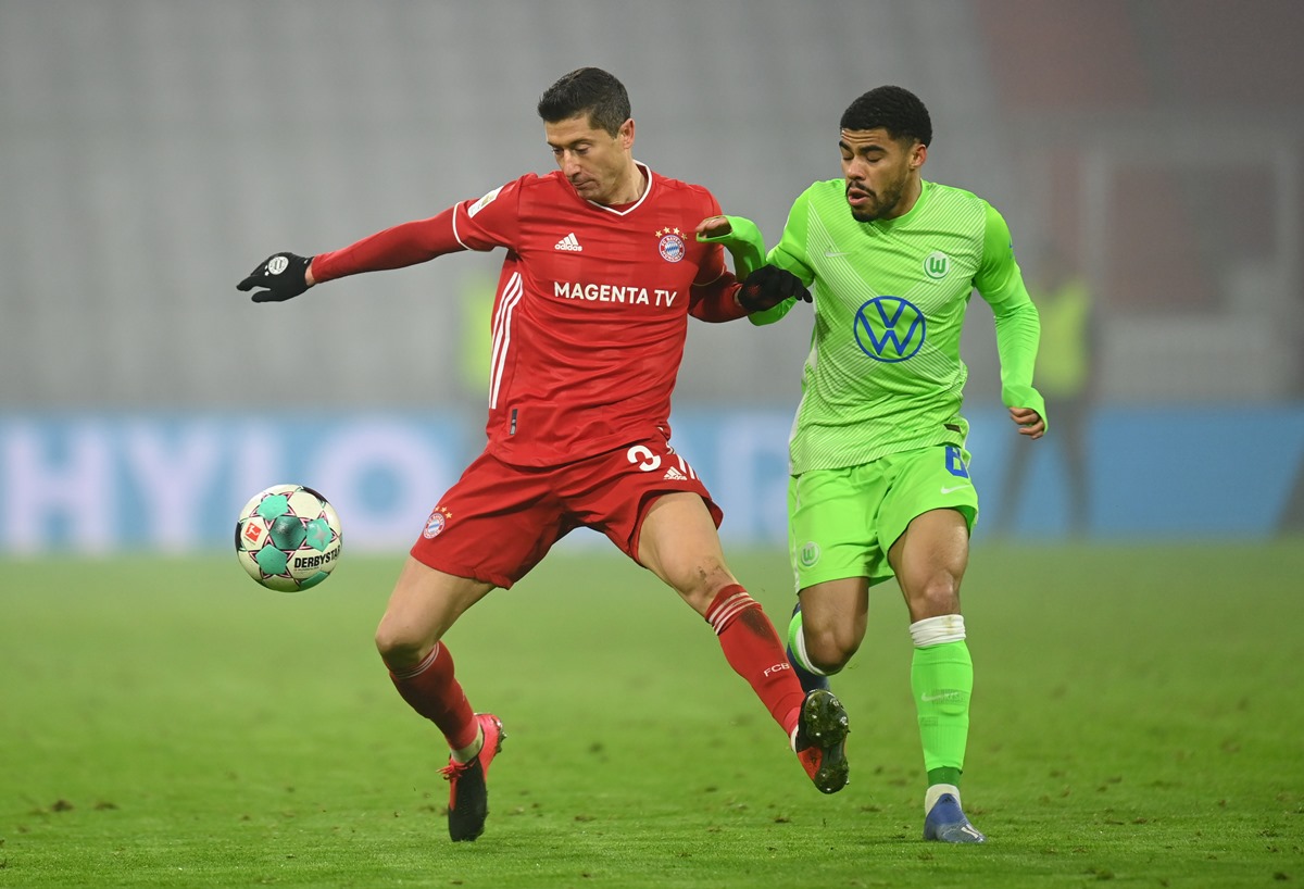 Soccer Football - Bundesliga - Bayern Munich v VfL Wolfsburg - Allianz Arena, Munich, Germany - December 16, 2020 Bayern Munich's Robert Lewandowski in action with VfL Wolfsburg's Paulo Otavio Pool via REUTERS