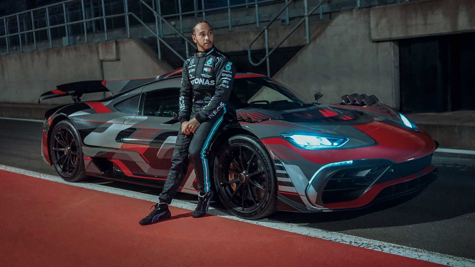 Ο Lewis Hamilton οδηγεί την Mercedes-AMG One μετά τη… δουλειά! [vid]