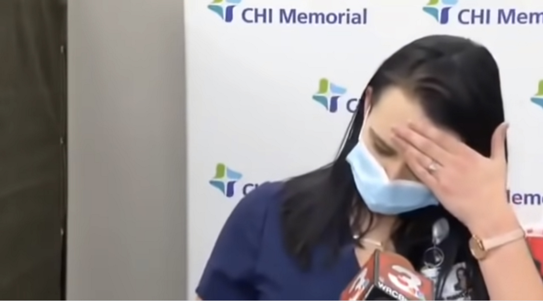 ΗΠΑ: Νοσοκόμα λιποθύμησε όταν έκανε το εμβόλιο της Pfizer (video)