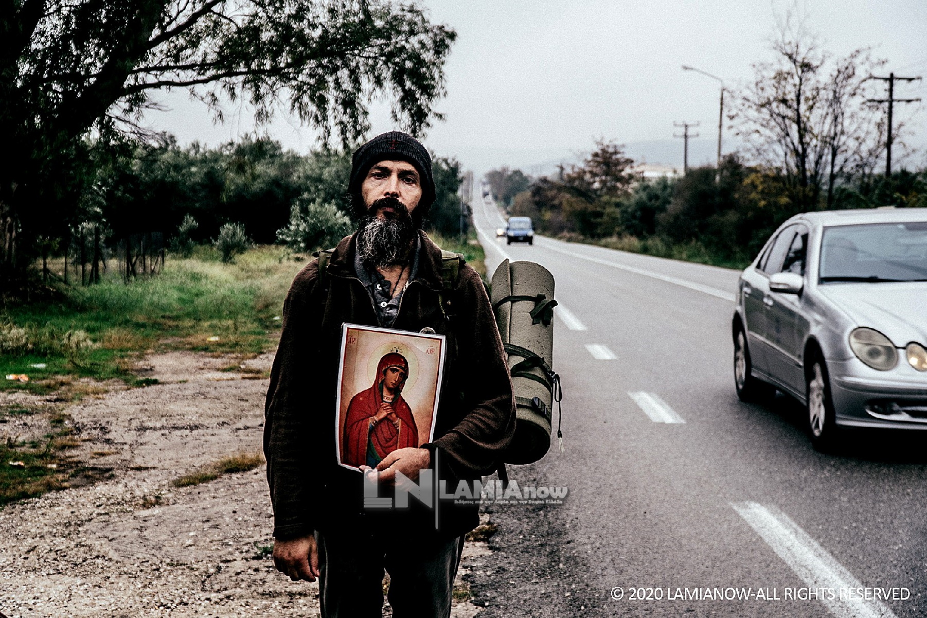 Το «βατράχι» των ΟΥΚ που πάει με τα πόδια στο Άγιο Όρος κρατώντας εικόνα της Παναγίας (pics)