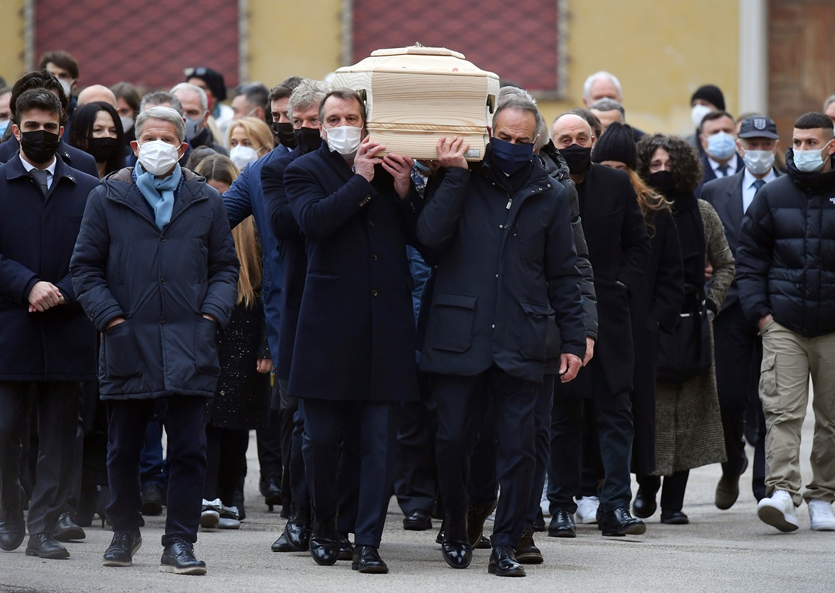 Soccer Football - Funeral for former Italy player Paolo Rossi - Vicenza Cathedral, Vicenza, Italy - December 12, 2020 Former Italy player Marco Tardelli and 1982 World cup teammates carry the coffin of Paolo Rossi outside the Vicenza Cathedral REUTERS