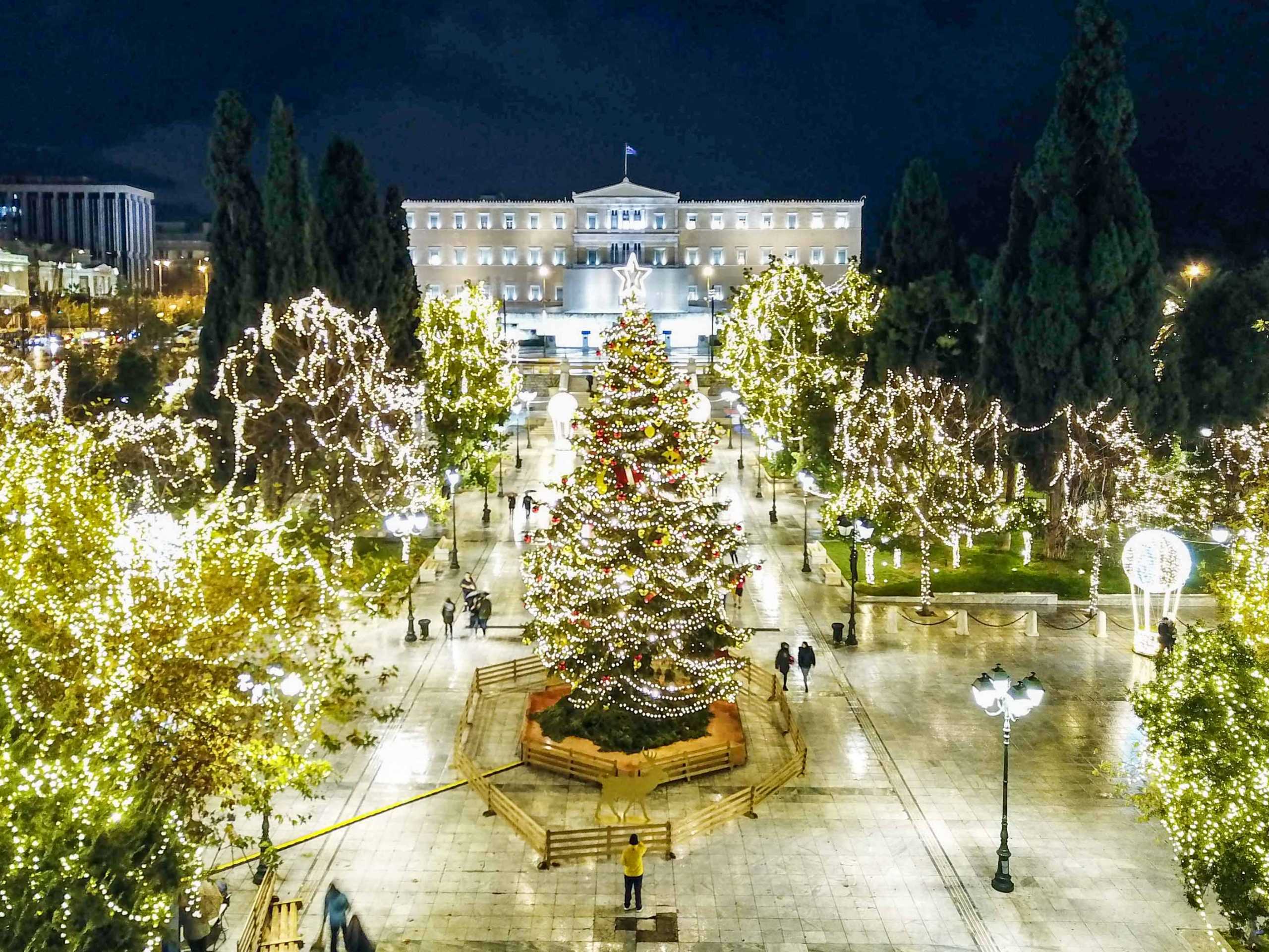 Η χριστουγεννιάτικη ιστορία πίσω από το άναμμα του δέντρου στο Σύνταγμα (pics, video)