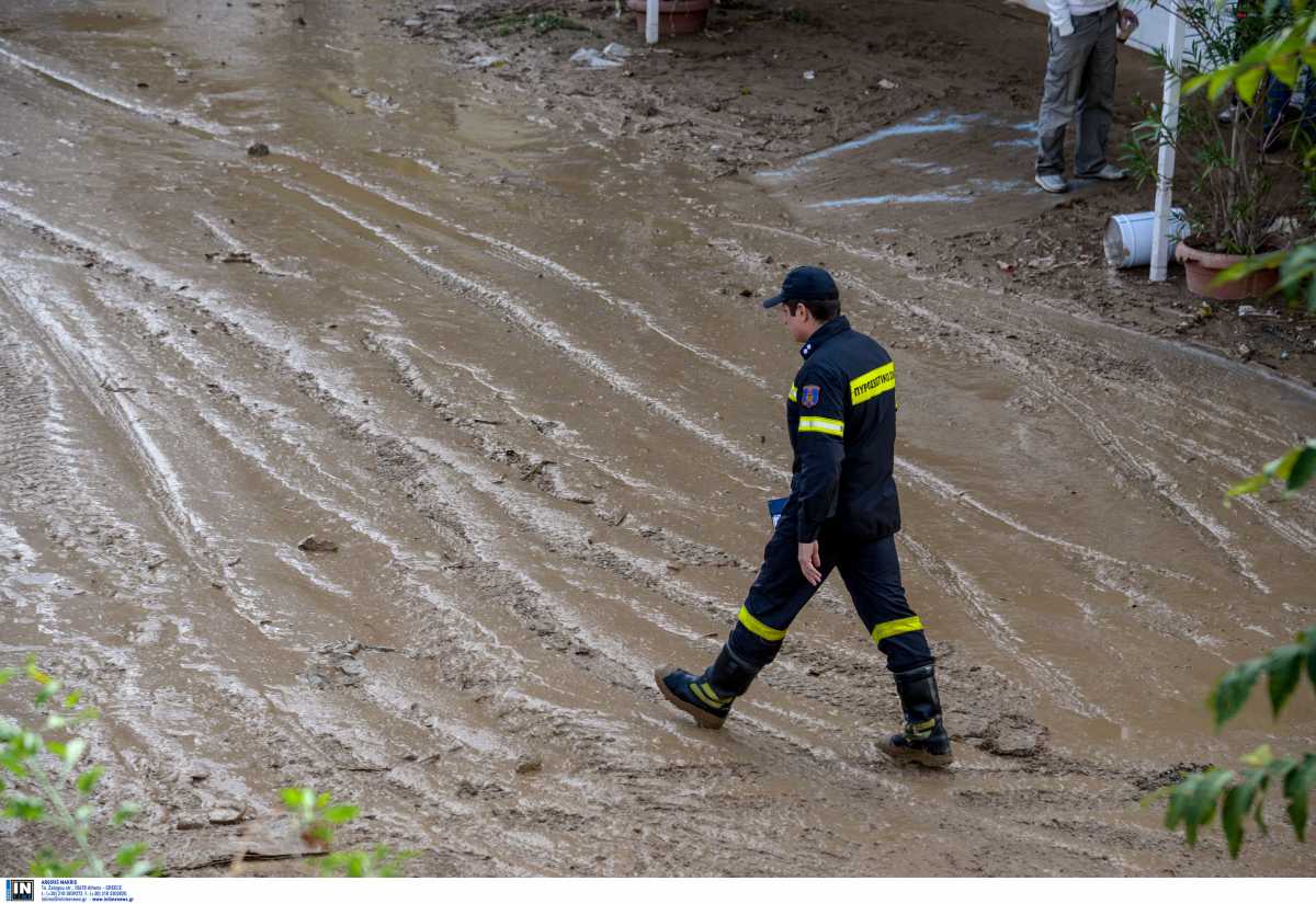 Πλημμύρες στην Αγχίαλο από τη δυνατή νεροποντή – Εγκλωβισμένοι άνθρωποι σε αυτοκίνητο