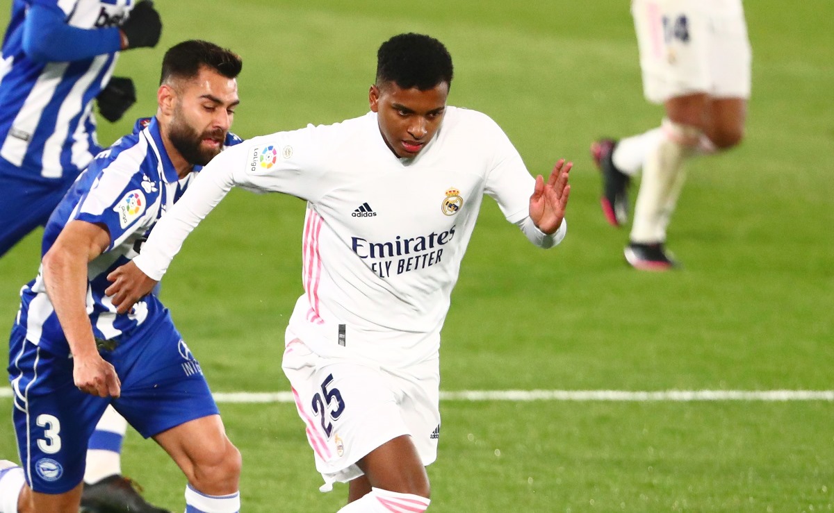 Soccer Football - La Liga Santander - Real Madrid v Deportivo Alaves - Estadio Alfredo Di Stefano, Madrid, Spain - November 28, 2020 Real Madrid's Rodrygo in action with Deportivo Alaves' Ruben Duarte REUTERS