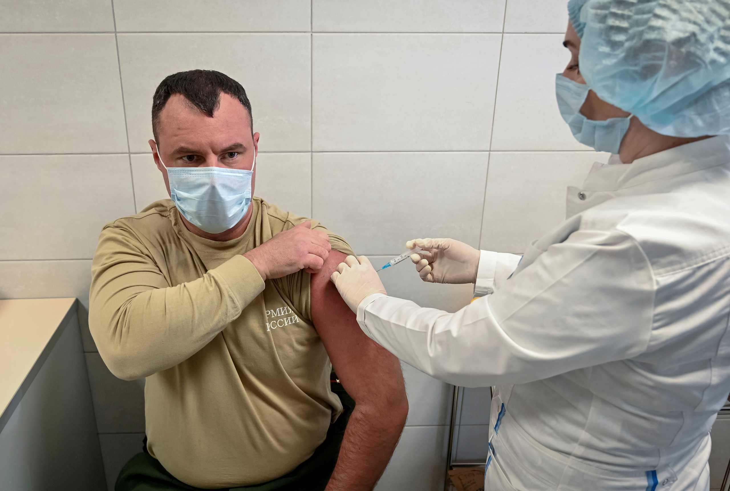 Ρωσία – Κορονοϊός: Σχεδόν 1.000.000 πολίτες έχουν κάνει τις δύο δόσεις εμβολίου