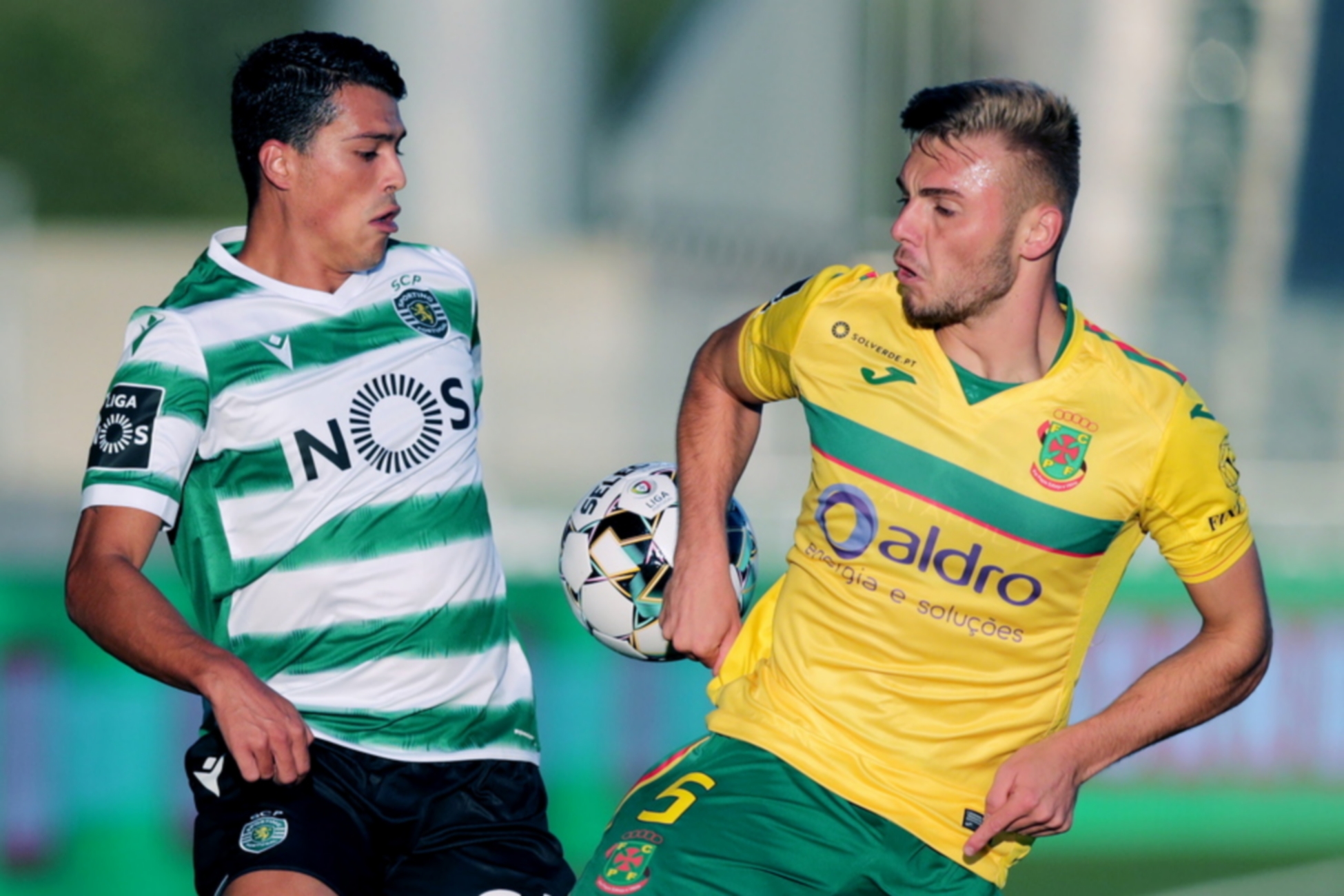 epa08702350 Pacos de Ferreira's palyer Pedro Porro (R) in action against Sporting's palyer Oleg Reabciuk (L) during the Portuguese First League soccer match Pacos de Ferreira vs Sporting held at Capital do Movel stadium in Pacos de Ferreira, Portugal, 27 September 2020.  EPA