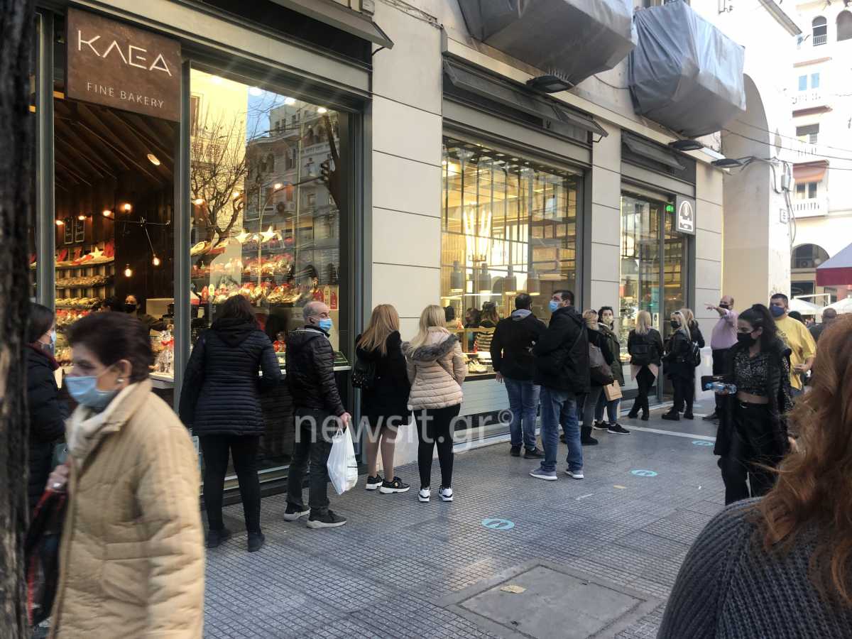 Θεσσαλονίκη: «Βούλιαξε» το κέντρο της πόλης – Τεράστιες ουρές στα ζαχαροπλαστεία (pics)