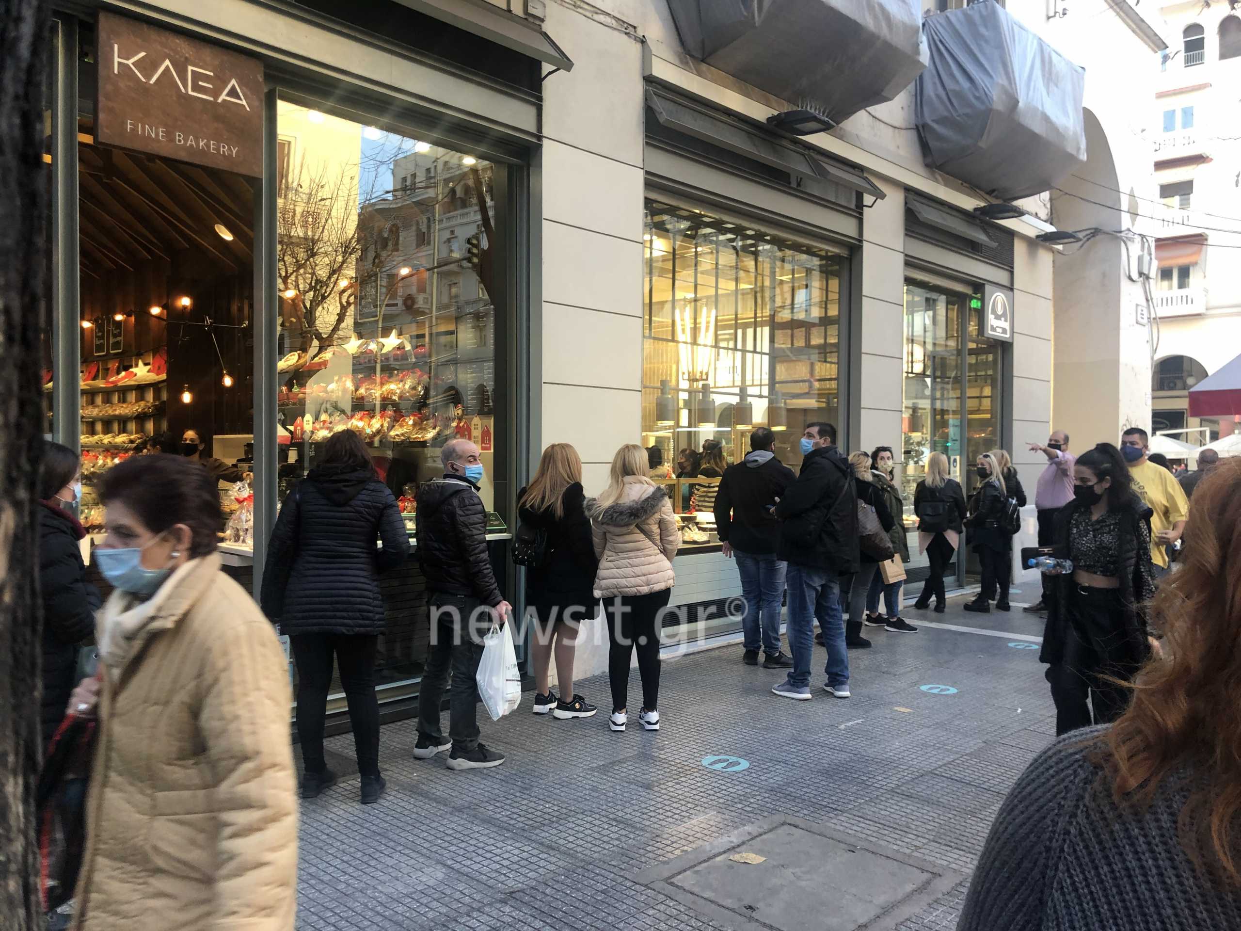 Θεσσαλονίκη: «Βούλιαξε» το κέντρο της πόλης – Τεράστιες ουρές στα ζαχαροπλαστεία (pics)