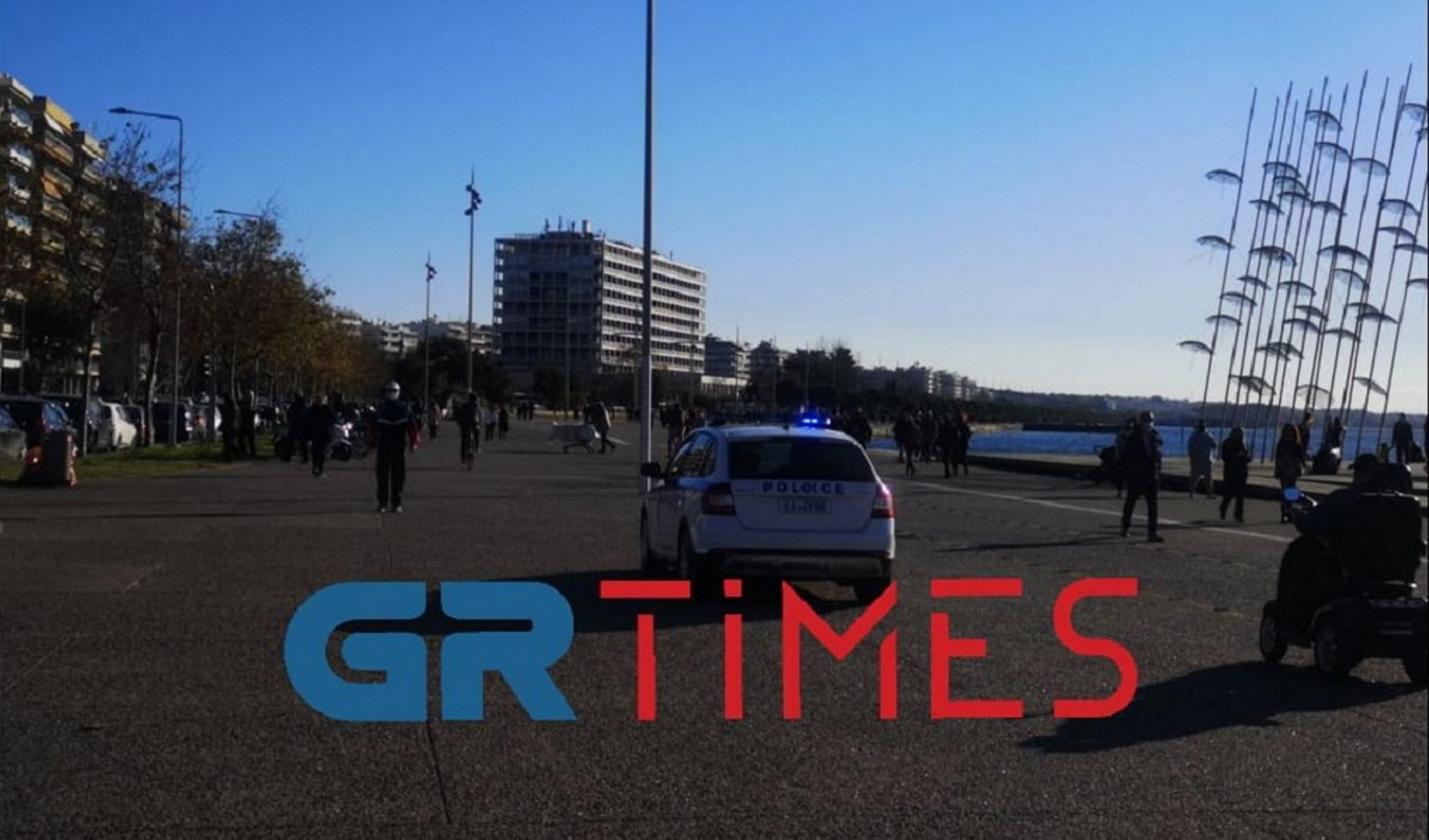 Θεσσαλονίκη: Αστυνομία με ντουντούκες για το συνωστισμό στη Νέα Παραλία (video)