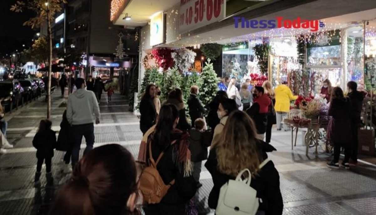 Μεγάλες ουρές στα μαγαζιά με χριστουγεννιάτικα στη Θεσσαλονίκη (pics, video)