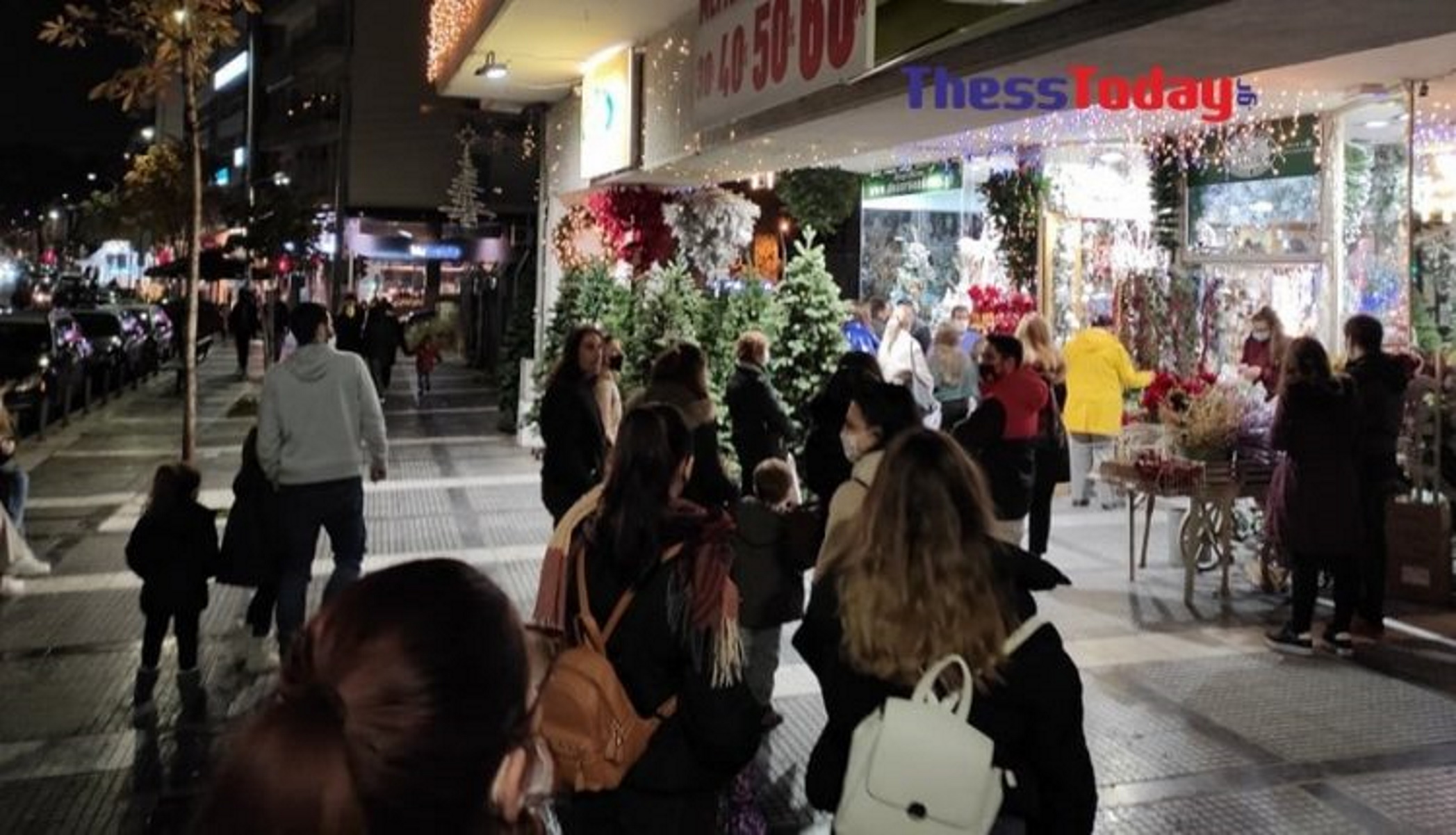 Μεγάλες ουρές στα μαγαζιά με χριστουγεννιάτικα στη Θεσσαλονίκη (pics, video)