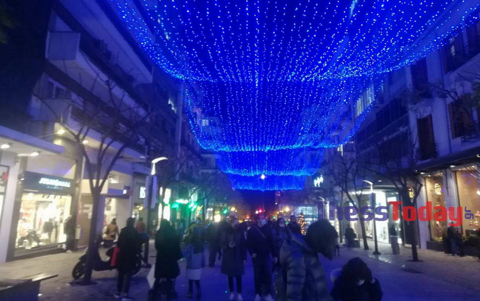 Ουρές έξω από μαγαζιά και συνωστισμός στη Θεσσαλονίκη! (pics)