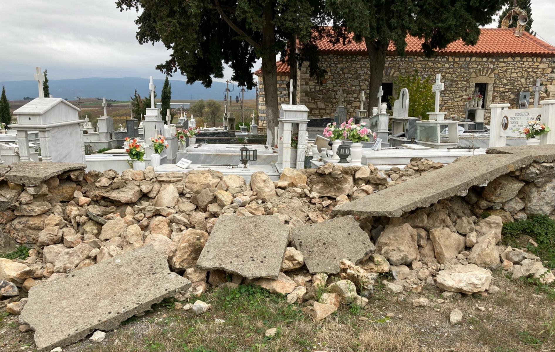 Σεισμός στη Θήβα: Ζημιές σε νεκροταφείο από τα 4,4 Ρίχτερ