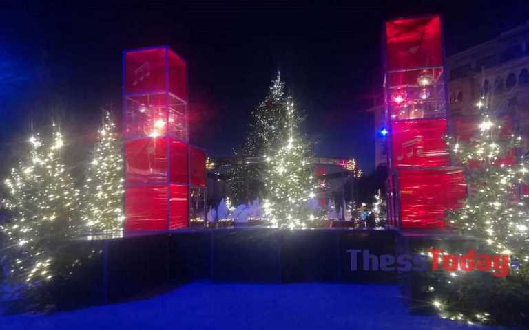 Πλατεία Αριστοτέλους: Φωταγωγήθηκε με 9.000 λαμπιόνια το δέντρο – Πλάνα που μαγεύουν (pics, video)