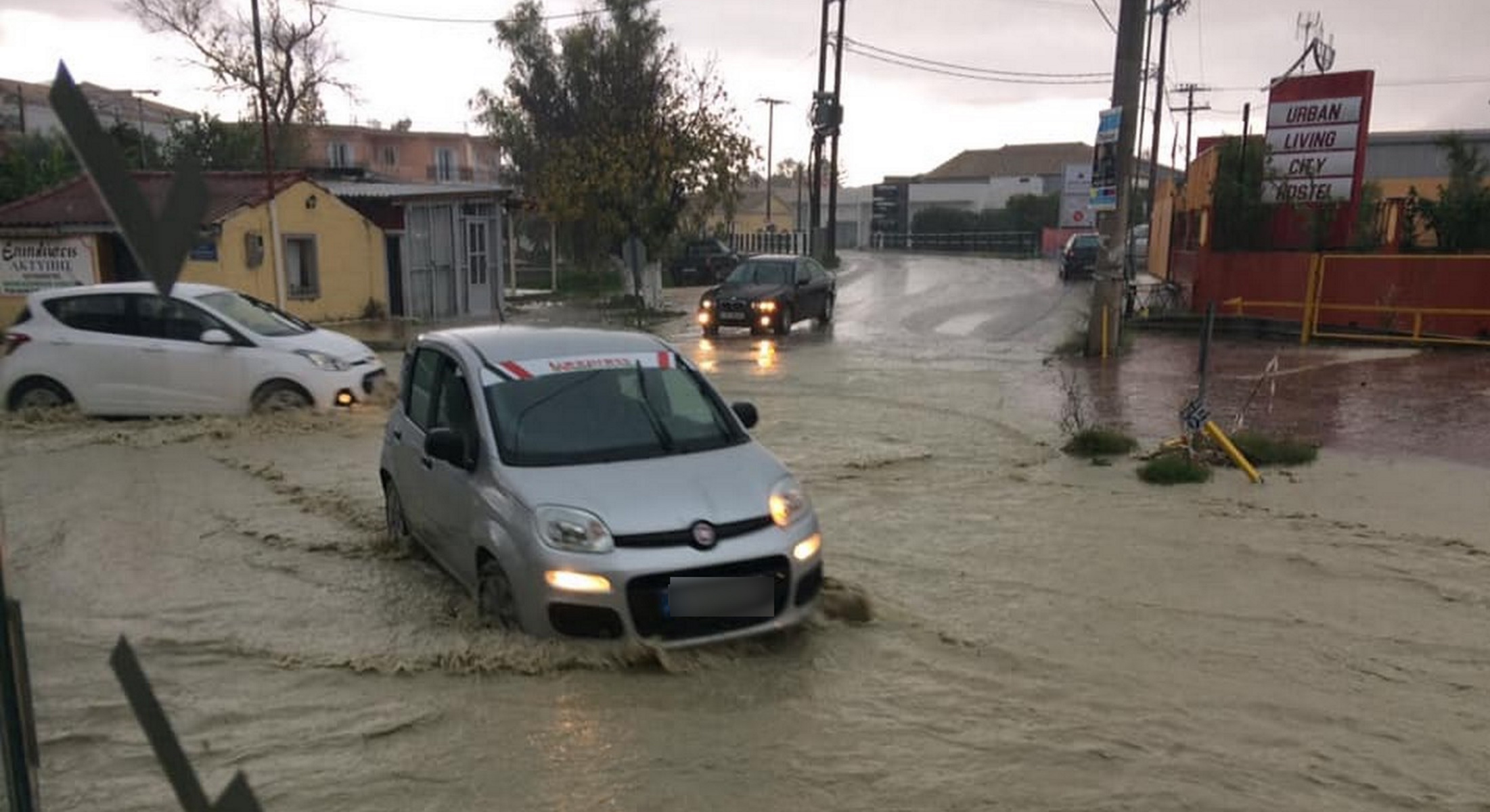 Άνοιξαν οι ουρανοί στη Ζάκυνθο! Καταρρακτώδης βροχή και δρόμοι ποτάμια μέσα σε λίγα λεπτά (pic, video)