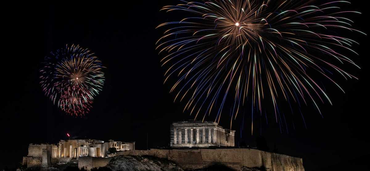 Καλή Πρωτοχρονιά και ευτυχισμένο το 2021: Υπέροχες εικόνες από την Αθήνα και τον Πειραιά