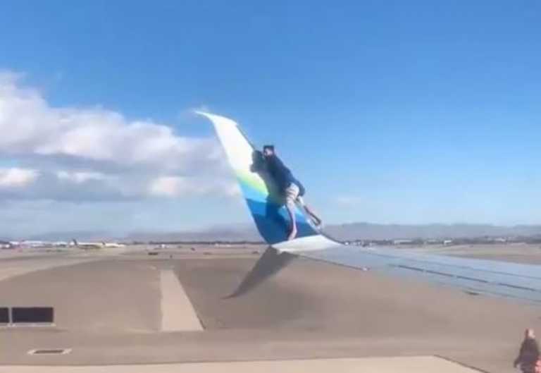 Απίστευτο βίντεο: «Λαθρεπιβάτης» σκαρφάλωσε στο φτερό αεροπλάνου πριν την απογείωση