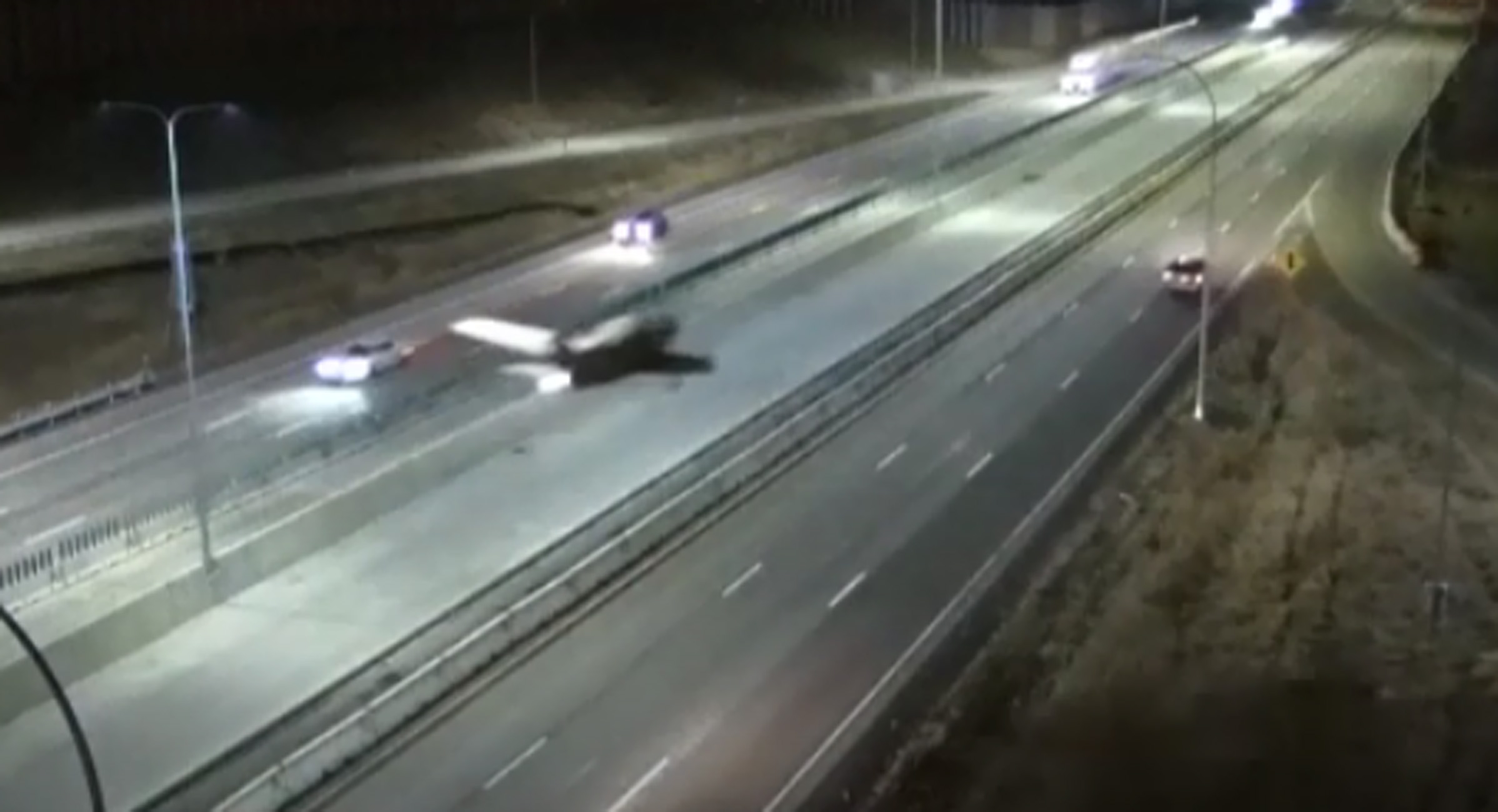 Απίστευτο! Αεροπλάνο προσγειώθηκε σε αυτοκινητόδρομο στη Μινεσότα (video)