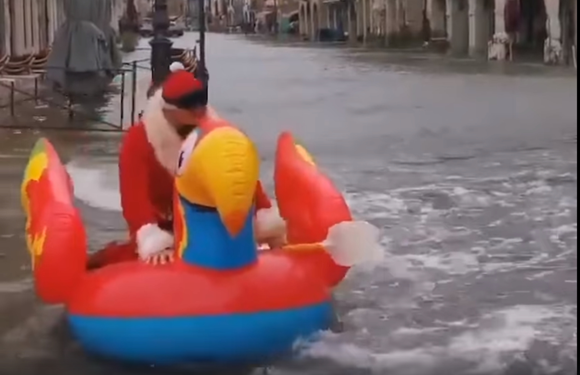 Το σεργιάνι το Αϊ Βασίλη στην πλημμυρισμένη Βενετία