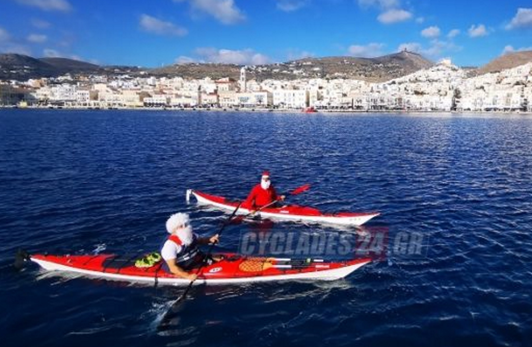 Με κανό καγιάκ έφτασε στη Σύρο ο Άγιος Βασίλης! (pics, video)