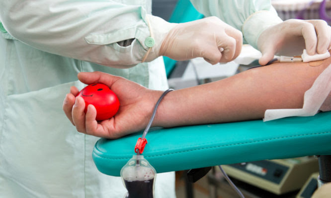 Νοσοκομειακοί Γιατροί: «Αστυνομικοί επέβαλαν πρόστιμο 300 ευρώ σε εθελοντή αιμοδότη γιατί κρατούσε… Ριζοσπάστη»