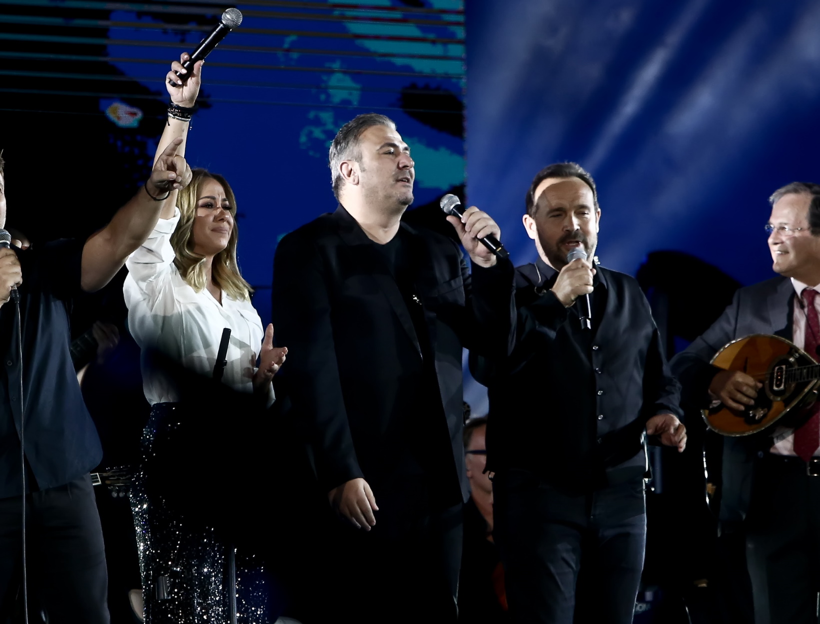 Παραμονή Πρωτοχρονιάς: Αντώνης Ρέμος και Ρούλα Κορομηλά Σπίτι με το MEGA